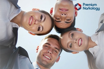 Несколько смотрят в камеру в кругу друг друга